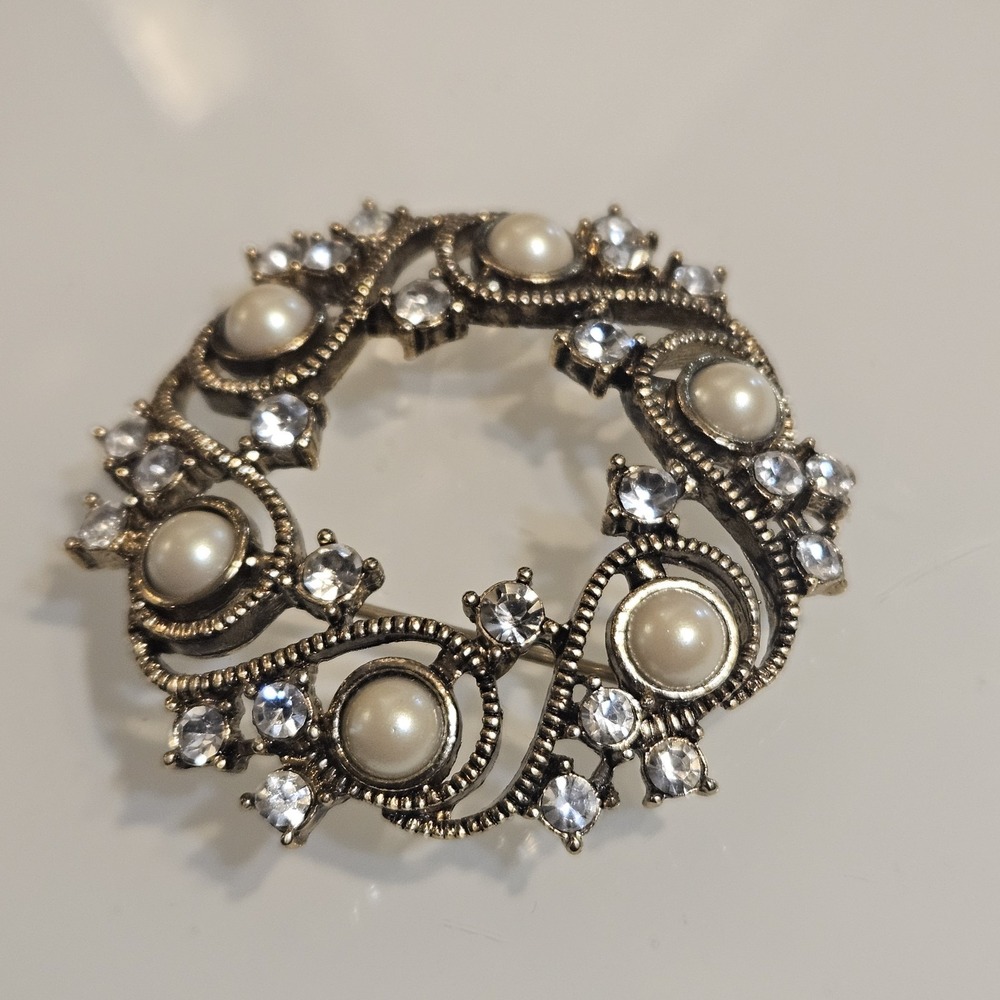 Vintage Monet Brooch Pin Round Wave Open Swirl Faux‎ Pearl Rhinestone Gold Tone - Picture 13 of 14